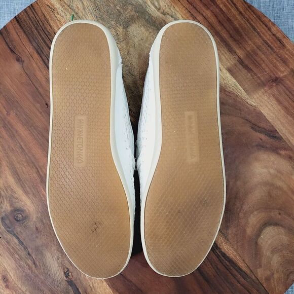 Minnetonka Pacific Slip On Loafer White Perforated Leather Women's 7.5 (Tag 8.0) - Picture 8 of 11